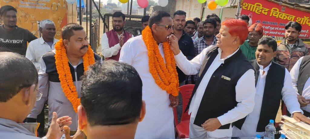 सोनौली: पूर्व विधायक मुन्ना सिंह का उनके समर्थकों ने मनाया जन्मदिन