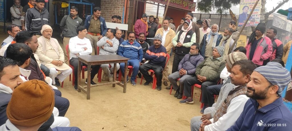 सोनौली: चाय की दुकान पर विधायक का चौपाल, उमड़ी जनता