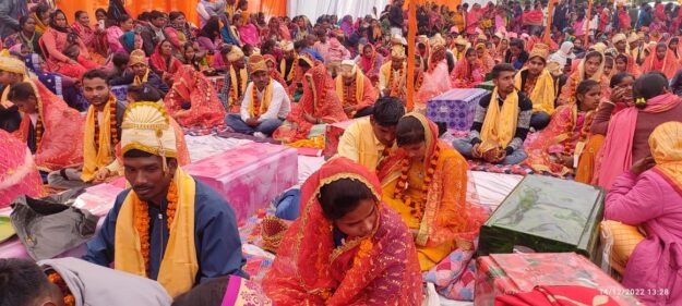 नौतनवा: लिए सात फेरे, विवाह बंधन में बंध गए 107जोड़े, विधायक ने दी शुभकामनाएं