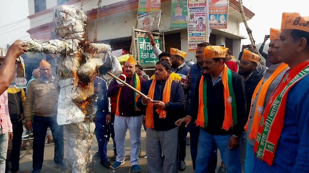 पाकिस्तान के विदेश मंत्री की टिप्पणी से नौतनवा में भड़का आक्रोश,फूंका पुतला