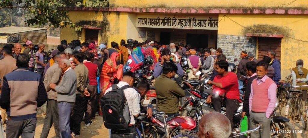 यूरिया खाद के लिए किसान कर रहे हंगामा,पुलिस की मौजूदगी में बट रहा खाद