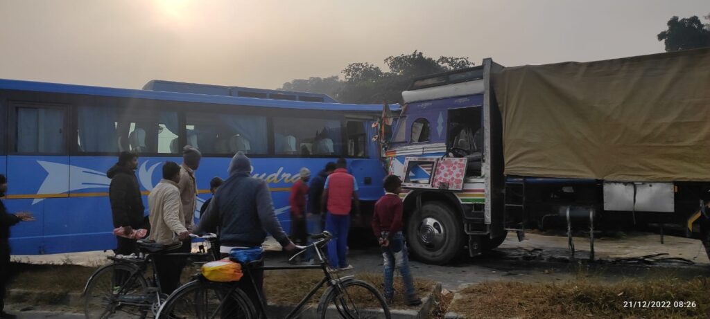 सोनौली: डेढ़ घंटे तक जीवन और मौत से जूझता रहा बस चालक,देवदूत बनी रही पुलिस