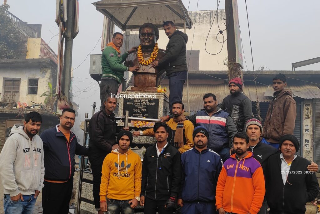 नौतनवा:अटल बिहारी वाजपेई की प्रतिमा पर पुष्प अर्पित कर भाजपा ने मनाया सुशासन दिवस