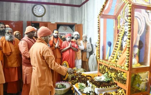 गोरखपुर: बाबा गोरखनाथ मंदिर में खिचड़ी चढ़ाने के लिए उमड़ा जनसैलाब