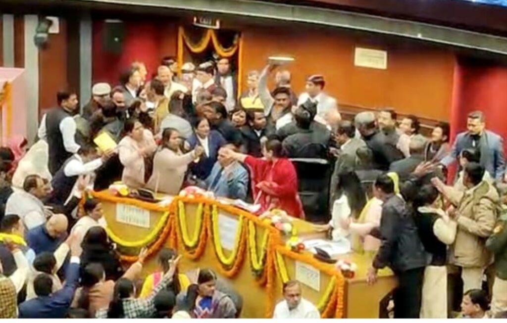 दिल्ली के मेयर का नहीं हुआ चुनाव, सदन में टूटी कुर्सी