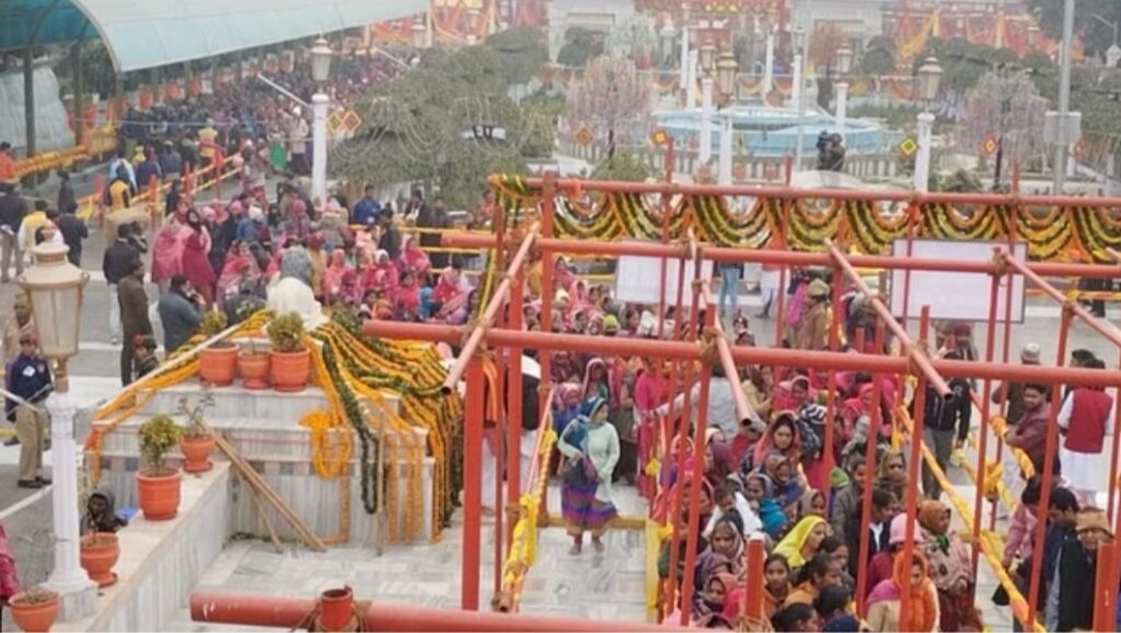 गोरखपुर: बाबा गोरखनाथ मंदिर में खिचड़ी चढ़ाने के लिए उमड़ा जनसैलाब