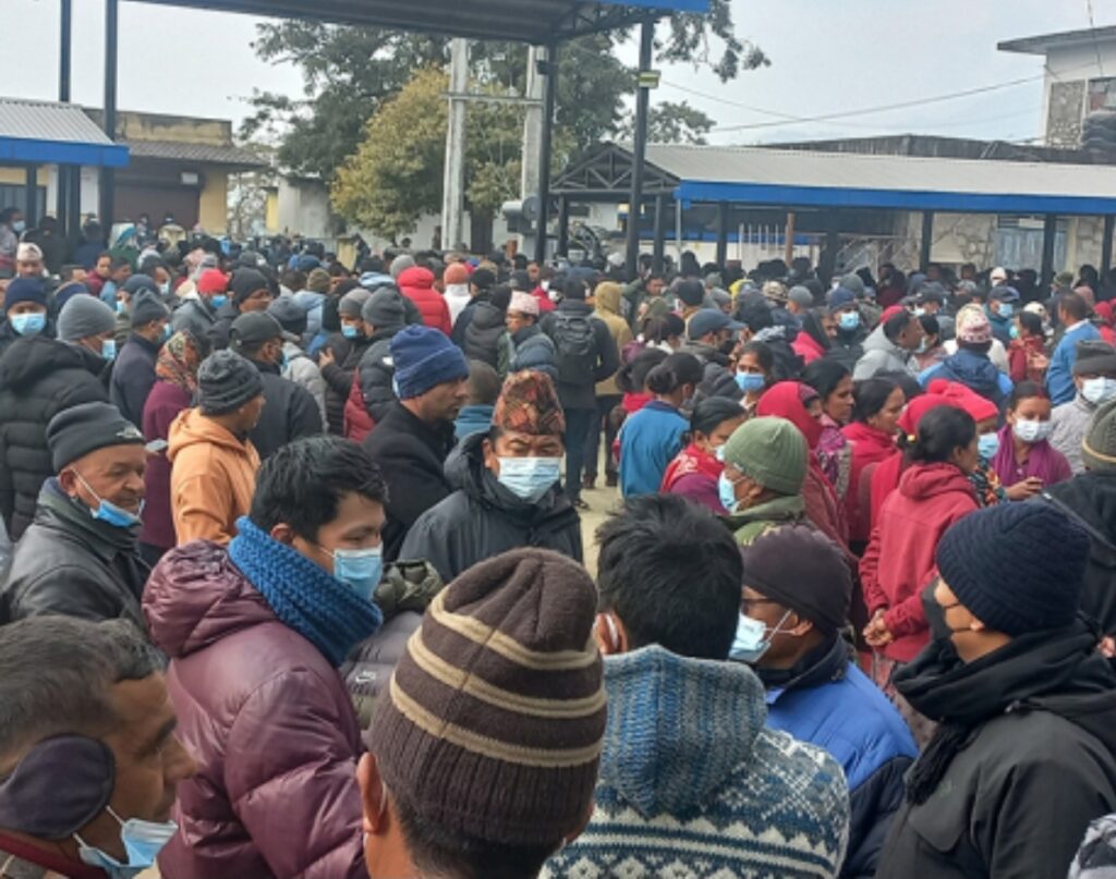 विमान हादसा: एक शव के दावेदार तीन,शव पाने के लिए परेशान परिजन, हंगामा