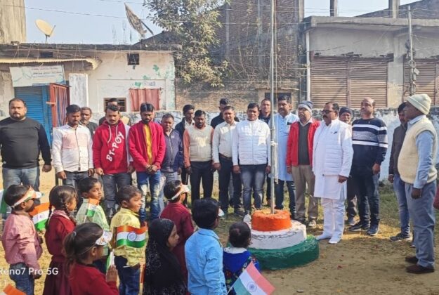 विधायक नौतनवा ने दर्जनभर विद्यालय में फहराया झंडा