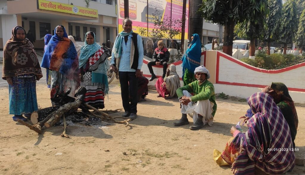 नौतनवा: कंबल की आस में ठंड में बुजुर्ग पहुंचे तहसील, आज भी नहीं मिला कंबल