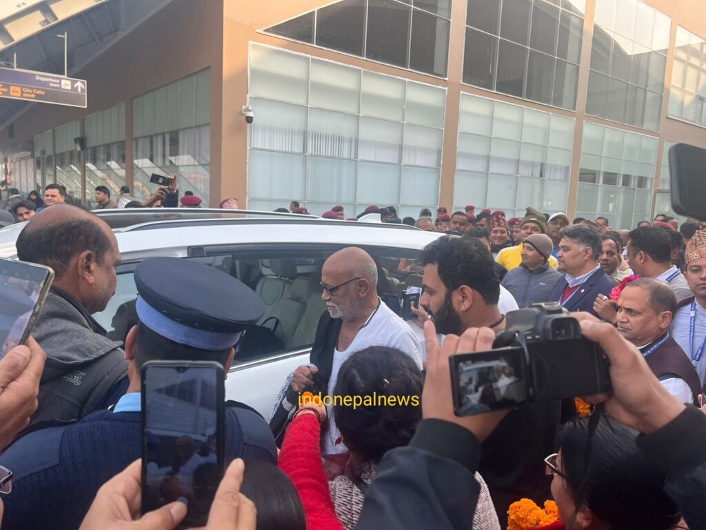 भैरहवा एयरपोर्ट पर कथा वाचक मोरारी बापू का हुआ भव्य स्वागत, विवादों पर विराम