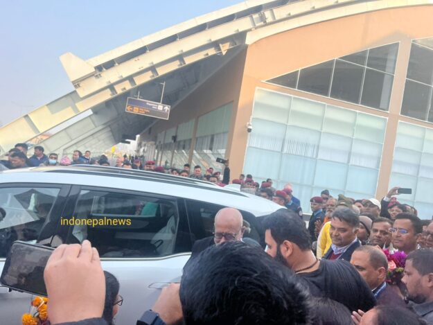 भैरहवा एयरपोर्ट पर कथा वाचक मोरारी बापू का हुआ भव्य स्वागत, विवादों पर विराम