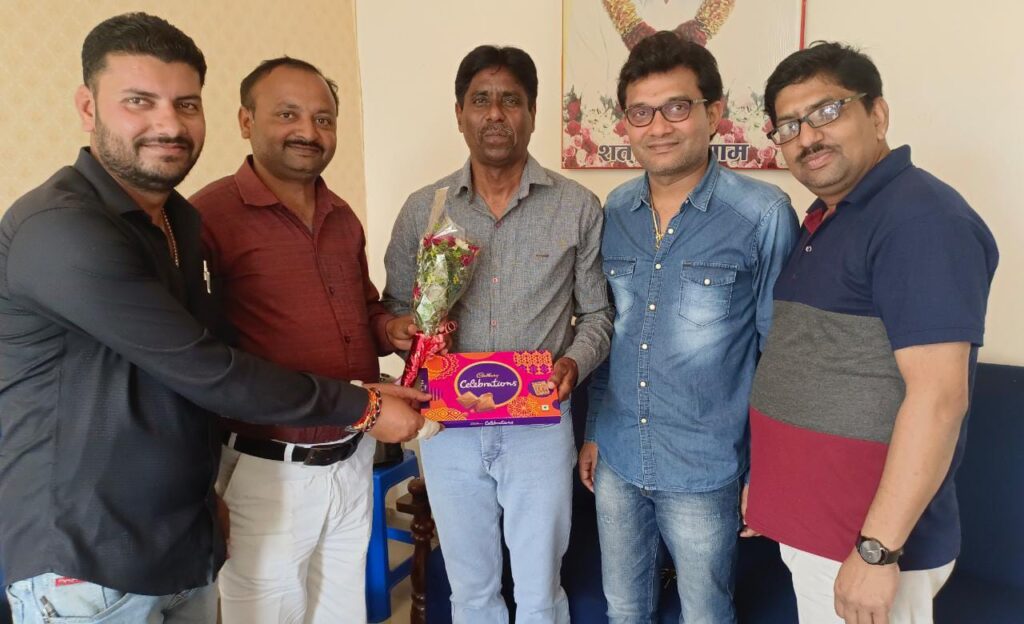 वरिष्ठ पत्रकार गुड्डू जायसवाल को व्यापारी नेताओं ने पुष्पगुच्छ भेंट कर दी बधाई