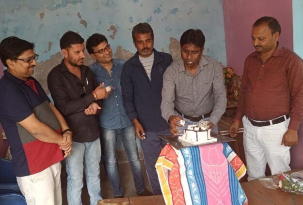 वरिष्ठ पत्रकार गुड्डू जायसवाल को व्यापारी नेताओं ने पुष्पगुच्छ भेंट कर दी बधाई