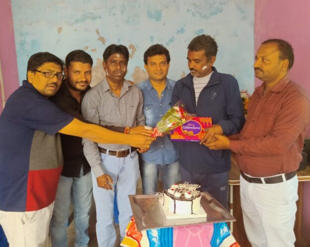 वरिष्ठ पत्रकार गुड्डू जायसवाल को व्यापारी नेताओं ने पुष्पगुच्छ भेंट कर दी बधाई