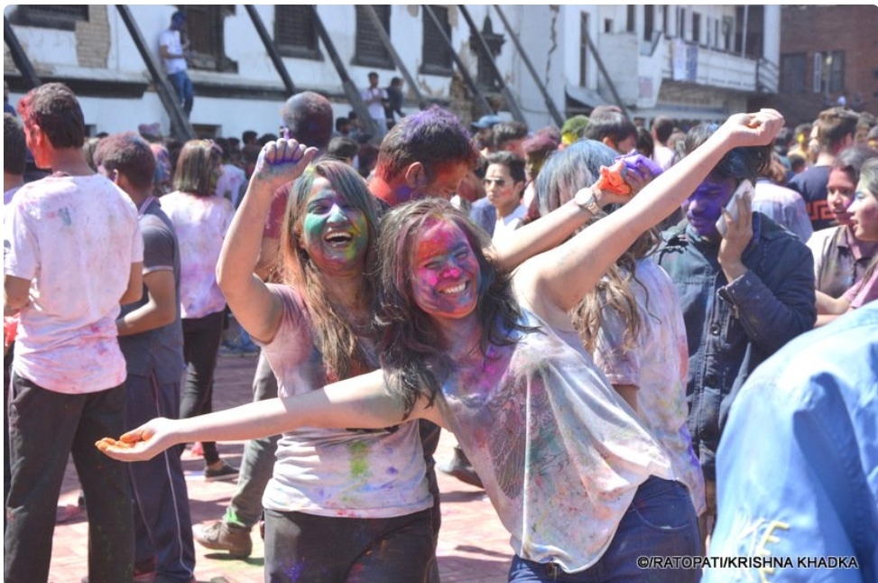 काठमांडू सहित पहाड़ी जिलों में आज जबरदस्त ढंग से खेली गई होली