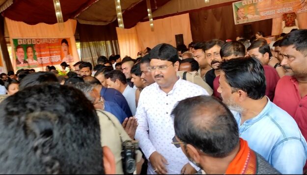 फलाहार कार्यक्रम में उमड़े लोग,पहुंचे मंत्री और कई विधायक