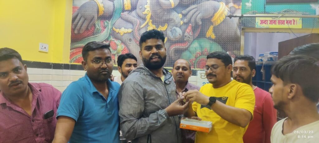 विद्यासागर को सपा का जिलाध्यक्ष बनाए जाने पर,सोनौली में बैजू ने बाटी मिठाई