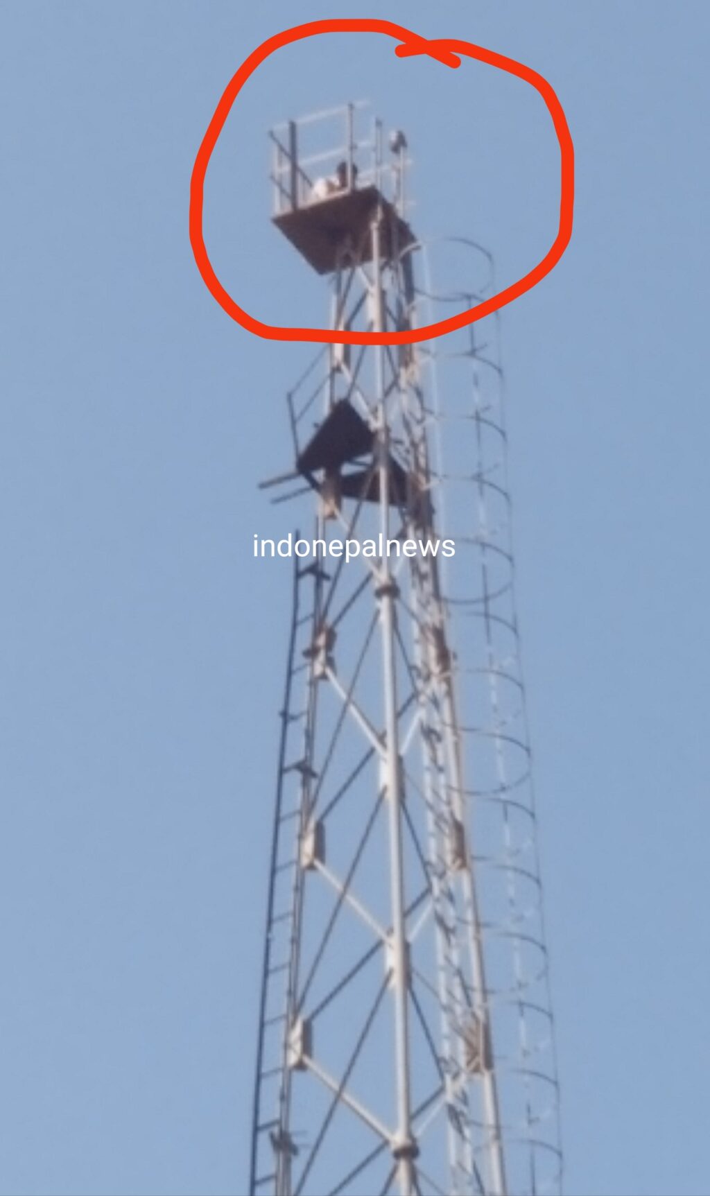 सोनौली: बीएसएनएल के टावर पर चढ़कर आत्महत्या की दे रहा धमकी, पहुंची पुलिस