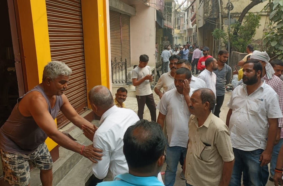 प्रत्याशी बृजेश मणि ने जयप्रकाश नगर में लिया घर-घर आशीर्वाद