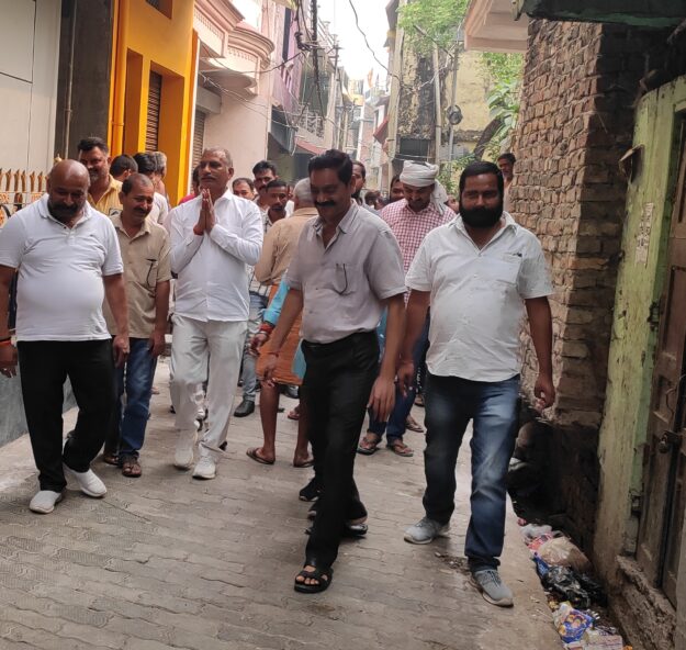 प्रत्याशी बृजेश मणि ने जयप्रकाश नगर में लिया घर-घर आशीर्वाद
