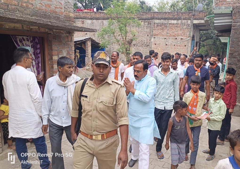 सोनौली: भाजपा के अखिलेश त्रिपाठी, सरकार की बता रहे उपलब्धियां, मांग रहे वोट