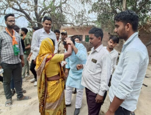 सोनौली: भाजपा के अखिलेश त्रिपाठी, सरकार की बता रहे उपलब्धियां, मांग रहे वोट