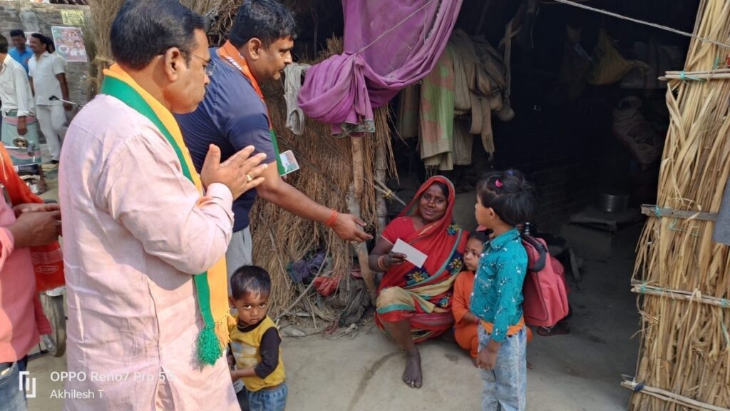 सोनौली:भाजपा के अखिलेश त्रिपाठी विकास के वादे पर मांग रहे हैं वोट