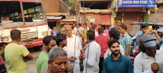 नौतनवा: अस्पताल चौराहे पर भीषण दुर्घटना, रोडवेज बस और ट्रक आमने-सामने भिड़े