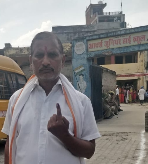 मतदान कर महिलाए ले रही सेल्फी, सोशल मीडिया पर कर रही पोस्ट