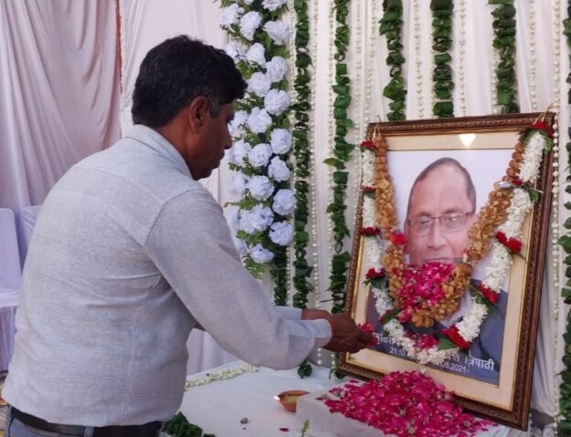 गोरखपुर: विधायक नौतनवा के पिता के द्वितीय पुण्यतिथि पर पहुंचे विधायक और मंत्री
