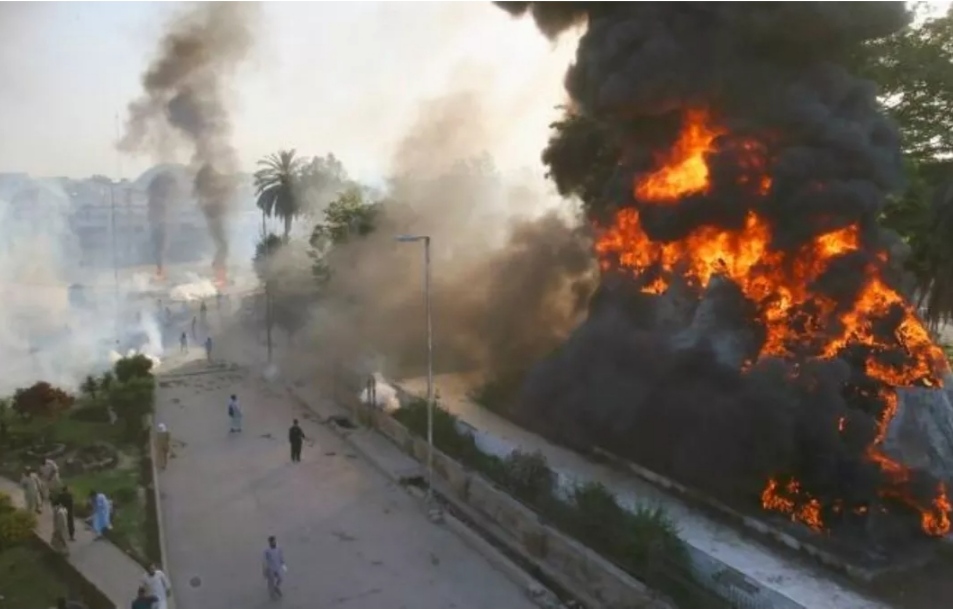 इमरान खान की गिरफ्तारी से जल रहा पाकिस्तान