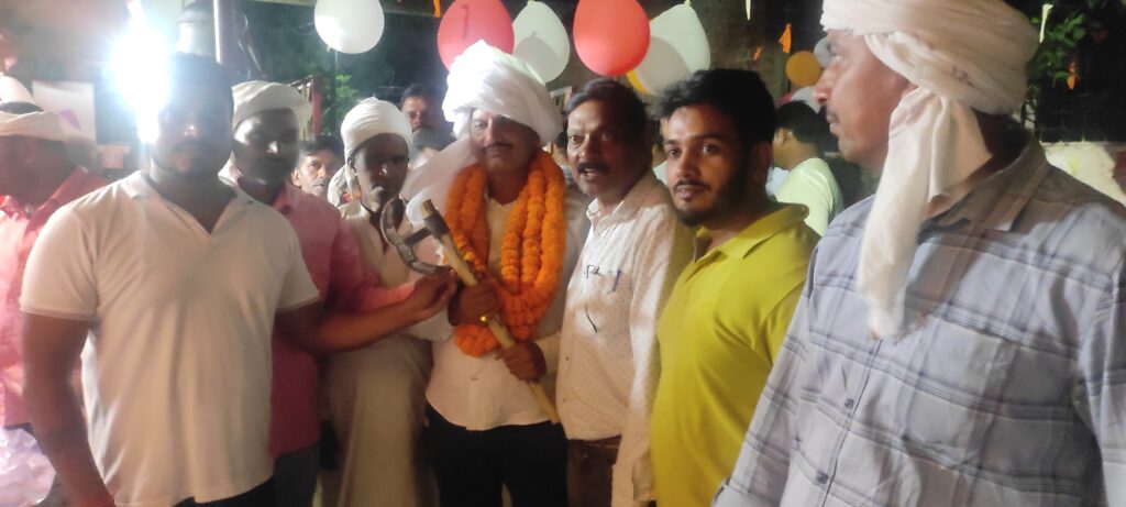 चेयरमैन नौतनवा का विष्णुपुरी में साफा बांध, फरसा भेट कर किया गया सम्मान