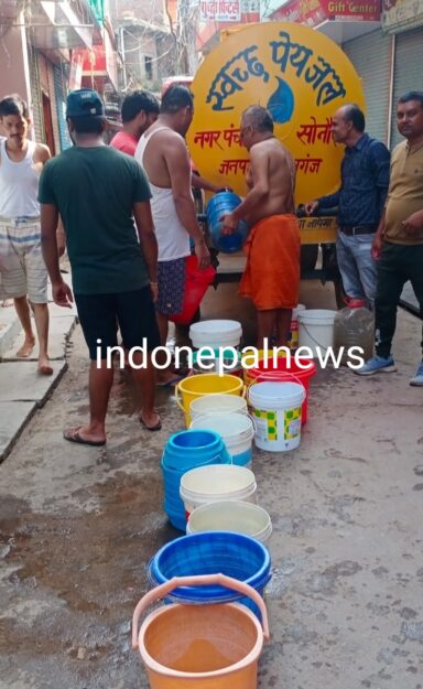 सोनौली में जल स्तर गिरा, चेयरमैन सोनौली घर घर पहुंचवा रहे स्वच्छ जल