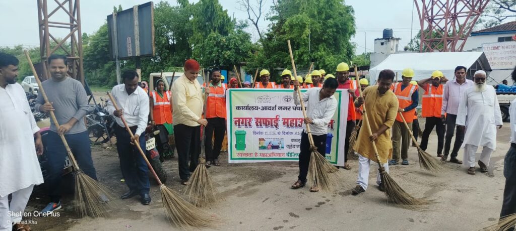 सोनौली नगर में चेयरमैन ने लगाए झाड़ू, स्वच्छता का दिए संदेश