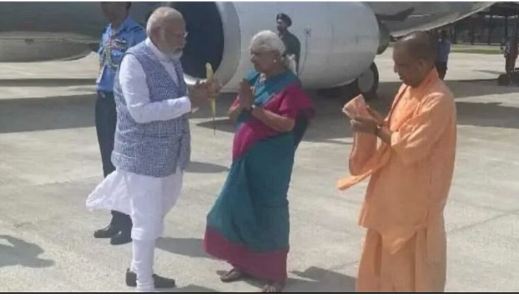 गोरखपुर: पीएम मोदी का फूलों की बारिश कर हुआ भव्य स्वागत, गीता प्रेस पहुंचा काफिला