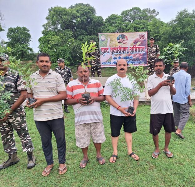 ब्लॉक प्रमुख नौतनवा राकेश मद्धेशिया ने पौधारोपण कर आमजन को दिया संदेश