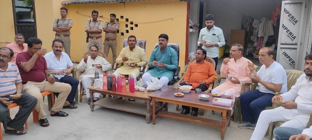 विधायक नौतनवा ने छपवा में कार्यकर्ताओं के साथ टिफिन पर किया चर्चा