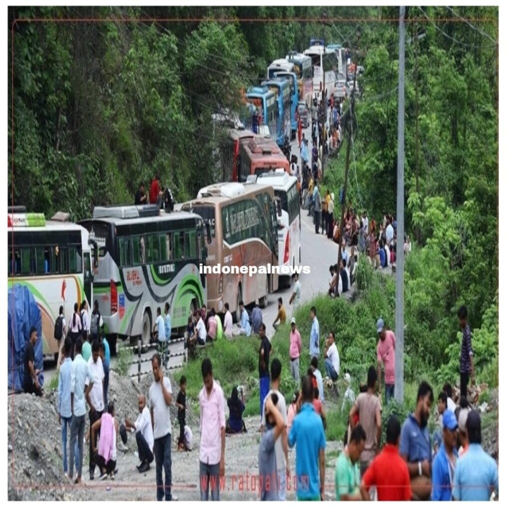 मुगलिंग-नारायणगढ़ मार्ग पर भूस्खलन, राजमार्ग अवरुद्ध, बडी संख्या में यात्री फंसे