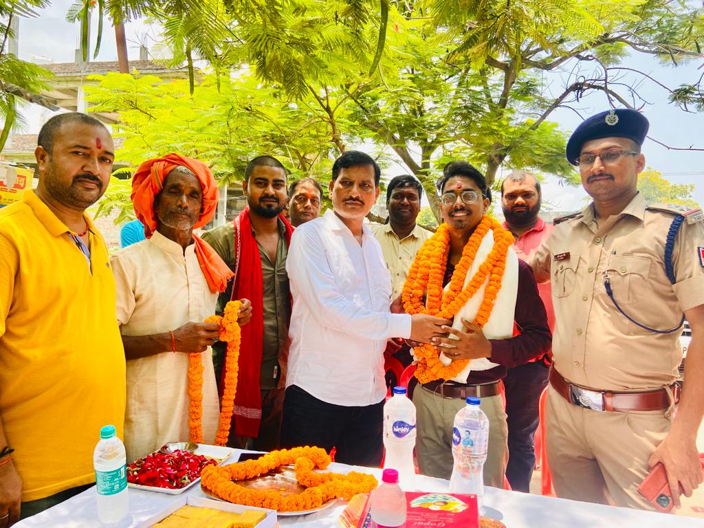 NEET की परीक्षा उत्तीर्ण वाले युवक का चेयरमैन नौतनवा ने सम्मान कर बढ़ाया उत्साह