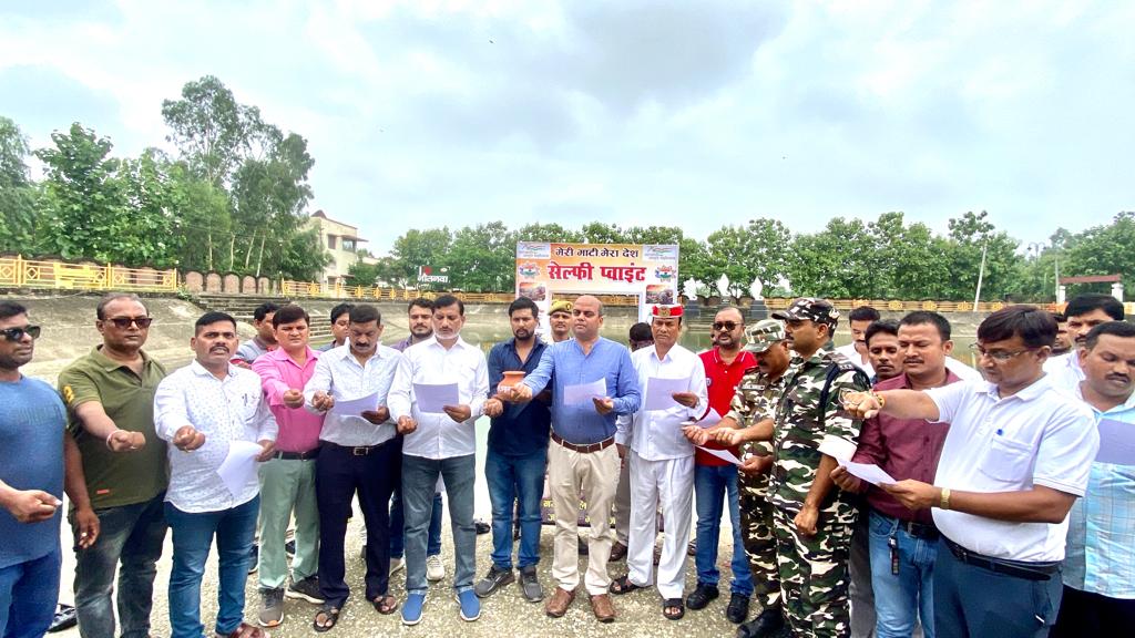 नौतनवा-सोनौली में अमृत सरोवर रहा आकर्षण का केंद्र, अध्यक्ष सहित सभी ने लिया पंचप्रण