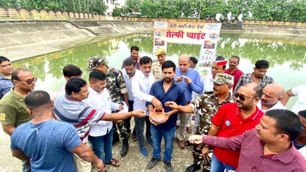 नौतनवा-सोनौली में अमृत सरोवर रहा आकर्षण का केंद्र, अध्यक्ष सहित सभी ने लिया पंचप्रण