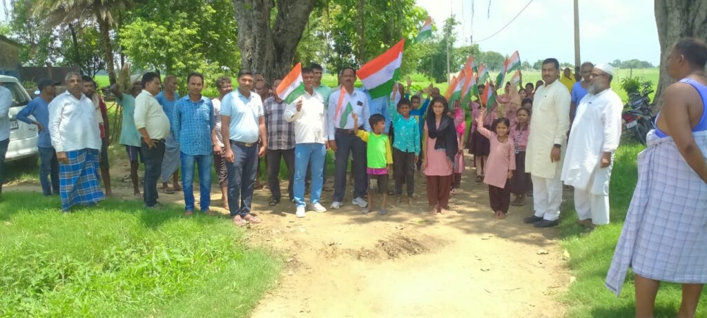 मेरी माटी मेरा देश कार्यक्रम के तहत बच्चों ने निकाली रैली, प्रमुख ने किया पौधारोपण