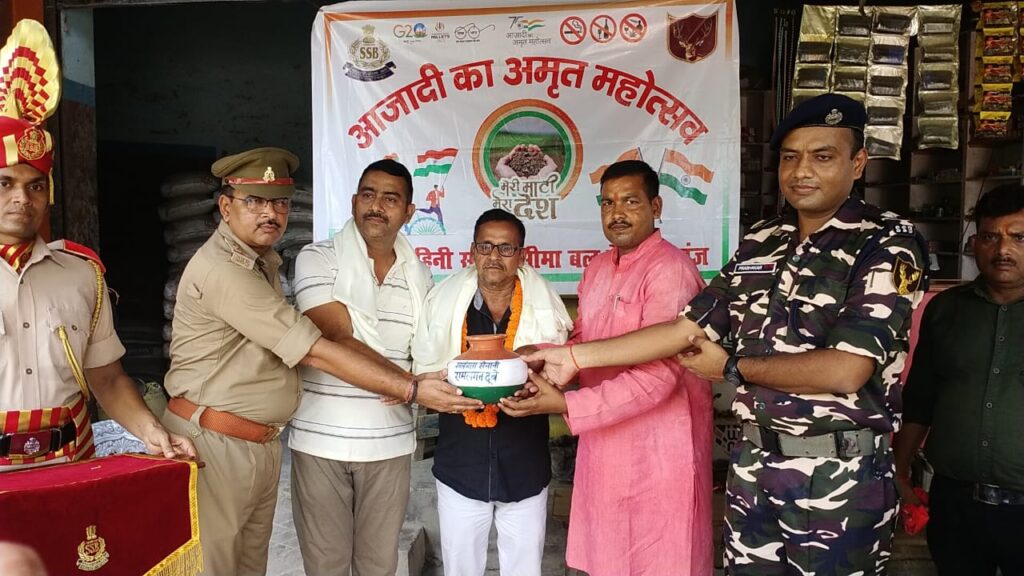 ब्लाक प्रमुख नौतनवा पहुंचे स्वतंत्रता सेनानी के घर, सम्मानित कर लिया मिट्टी