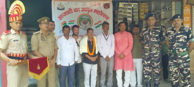 ब्लाक प्रमुख नौतनवा पहुंचे स्वतंत्रता सेनानी के घर, सम्मानित कर लिया मिट्टी