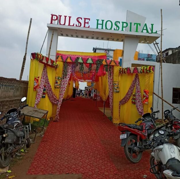 महाराजगंज; पल्स हॉस्पिटल का विधायक पनियरा ने रिबन काटकर किया उद्घाटन