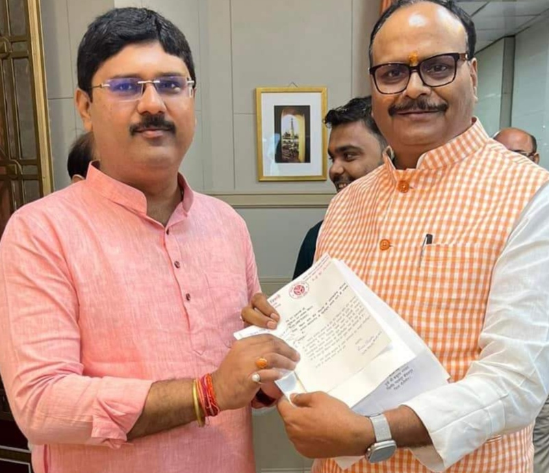 नौतनवा के जर्जर अस्पताल का शीघ्र होगा जीर्णोद्धार, उपमुख्यमंत्री से मिले विधायक