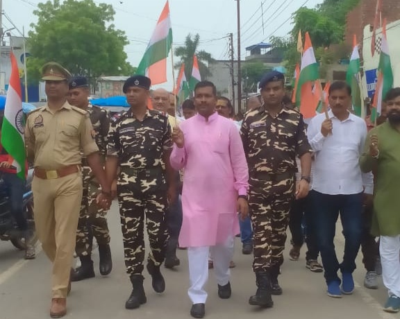 नौतनवा कस्बे में एसएसबी जवानों ने निकाली भव्य तिरंगा यात्रा