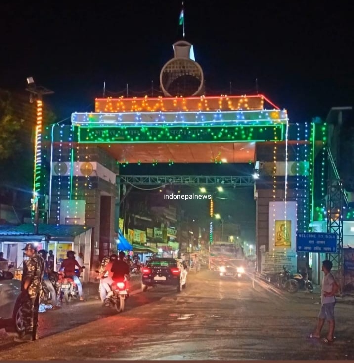 सोनौली बॉर्डर: स्वतंत्रता दिवस पर भारत द्वार बिखेर रहा छटा, सेल्फी के लिए मची होड़