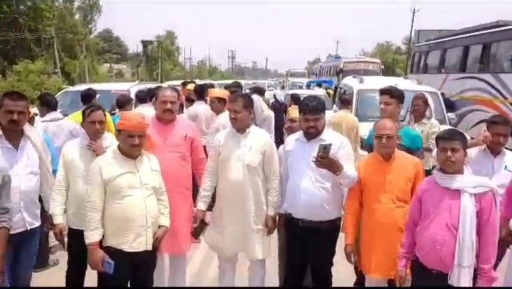 ब्लॉक प्रमुख नौतनवा सैकड़ो वाहनों के साथ गोरखपुर के लिए रवाना