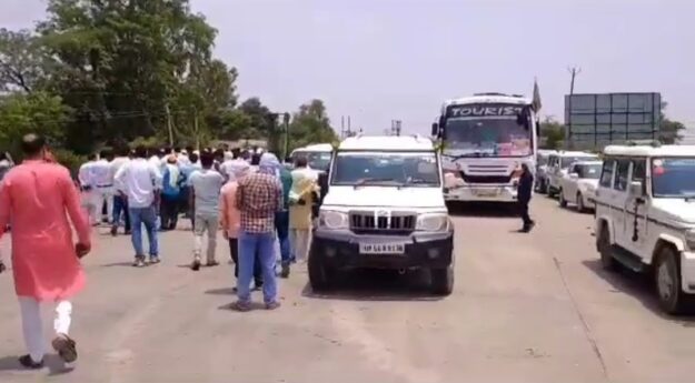 ब्लॉक प्रमुख नौतनवा सैकड़ो वाहनों के साथ गोरखपुर के लिए रवाना